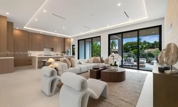 252 SW 14th Place, Boca Raton, FL 33432