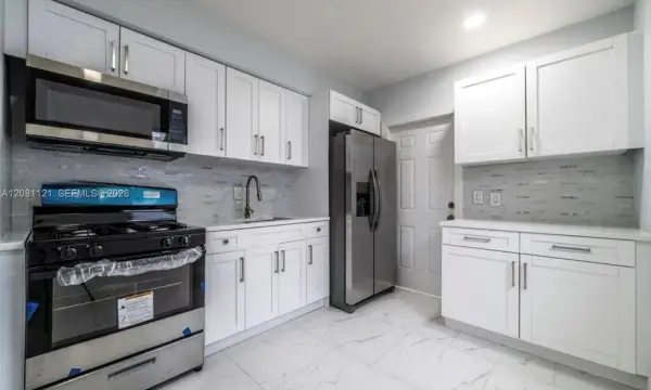 425 NW 14th Way, Fort Lauderdale, FL 33311