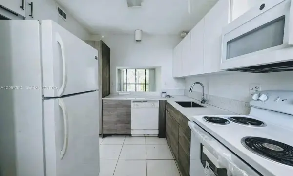 8429 Forest Hills Drive 305, Coral Springs, FL 33065