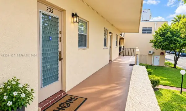 300 Berkley Road 203, Hollywood, FL 33024