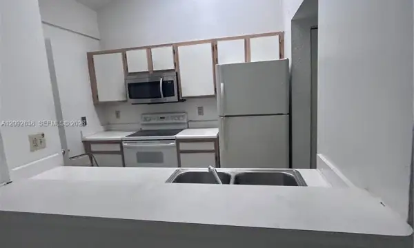 2890 N Oakland Forest Drive 202, Oakland Park, FL 33309