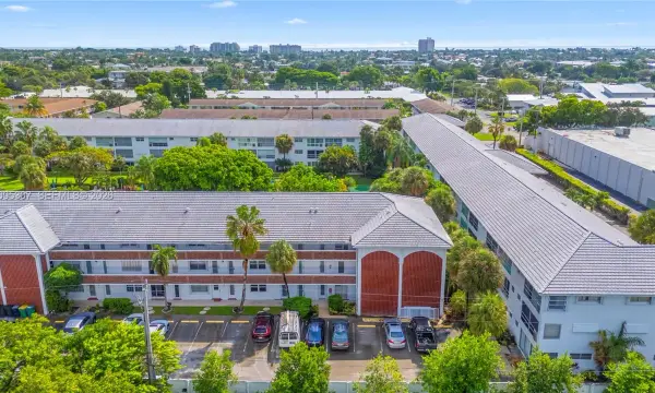 2050 NE 39th Street W112, Lighthouse Point, FL 33064
