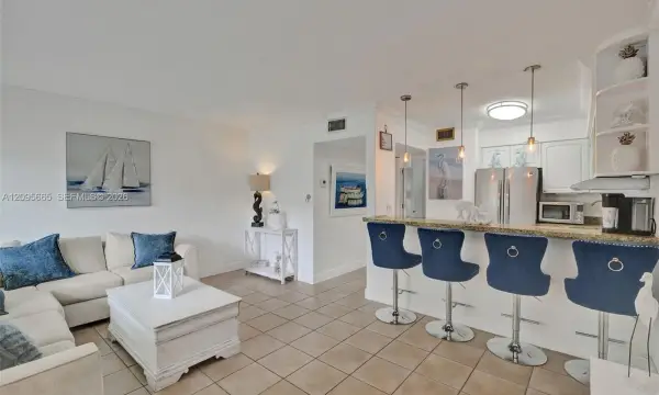 2124 NE 5th Avenue 107, Wilton Manors, FL 33305