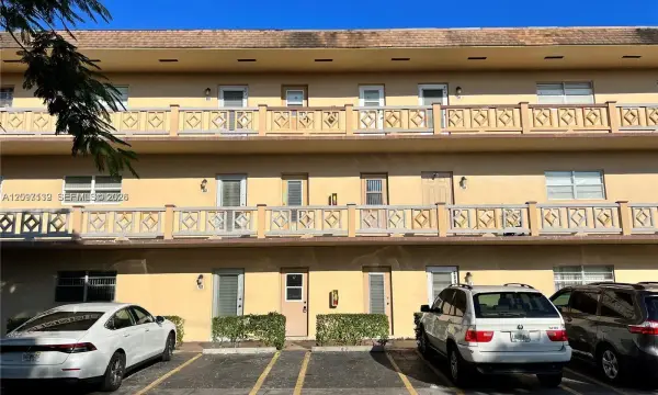 3530 NW 52nd Avenue 403, Lauderdale Lakes, FL 33319