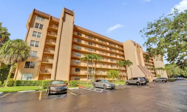 3001 W Rolling Hills Circle 702, Davie, FL 33328
