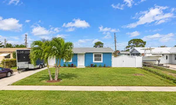 4947 N Royal Court N, West Palm Beach, FL 33415