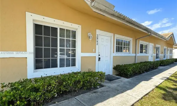 3942 SW 48th Avenue, Pembroke Park, FL 33023