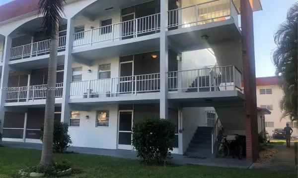 541 Blue Heron Drive 220, Hallandale Beach, FL 33009