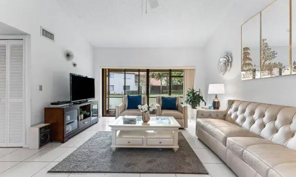 10 Via De Casas Sur 104, Boynton Beach, FL 33426