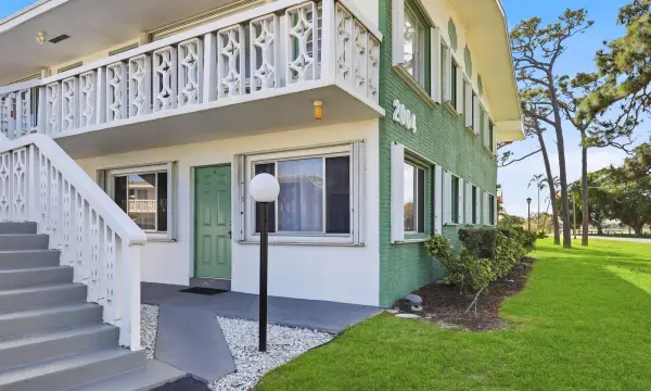 2004 Lake Osborne Drive 1, Lake Worth Beach, FL 33461
