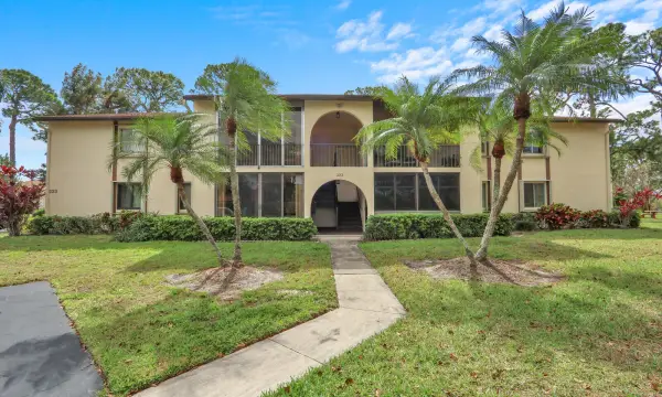 323 Knotty Pine Circle A2, Greenacres, FL 33463