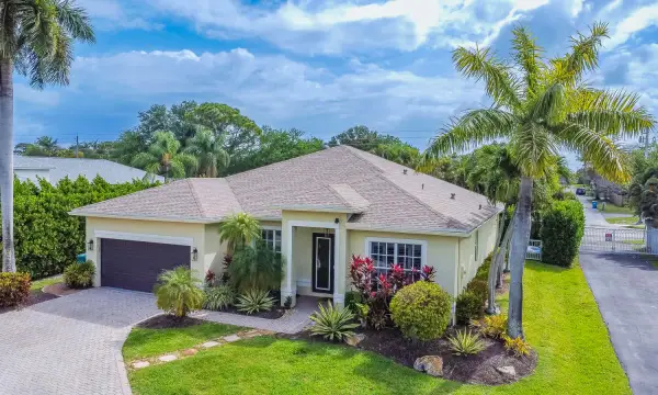 48 Lake Eden Drive, Boynton Beach, FL 33435