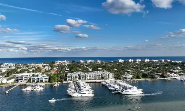 182 Lake Drive 5202, Palm Beach Shores, FL 33404