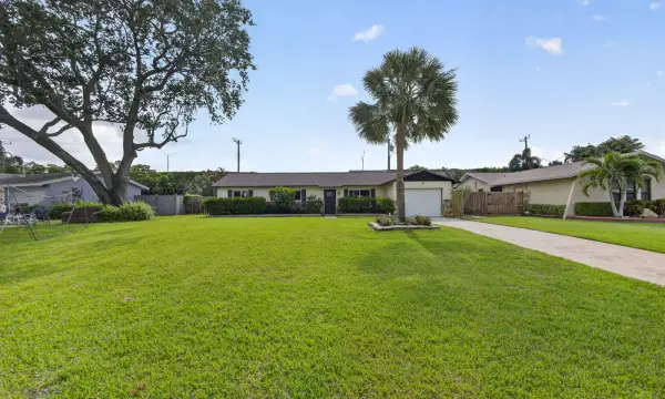 9820 Jonquil Circle N, Palm Beach Gardens, FL 33410