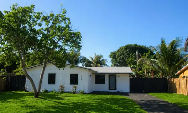 7708 SW 9th Street, North Lauderdale, FL 33068