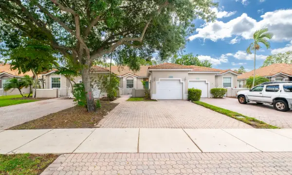 2590 E Aragon Boulevard 2, Sunrise, FL 33313