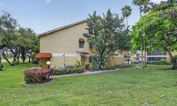 3041 N Oakland Forest Drive 103, Oakland Park, FL 33309