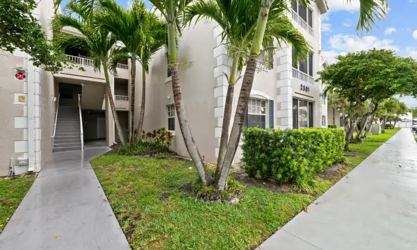 2861 N Oakland Forest Drive 202, Oakland Park, FL 33309