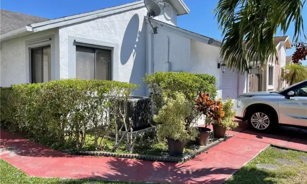 1231 SW 112th Avenue, Pembroke Pines, FL 33025