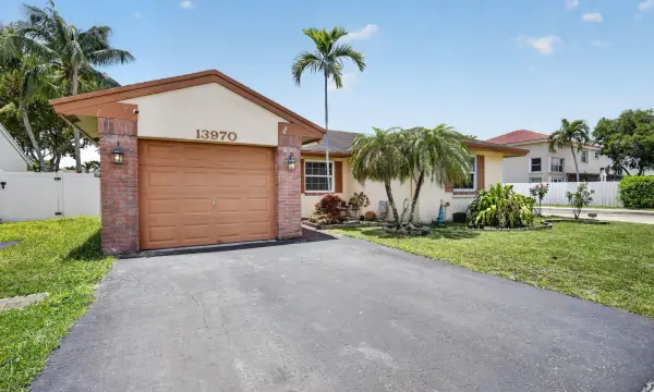 13970 Oaklawn Place, Davie, FL 33325