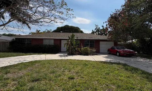 104 W Swan Pkwy Parkway W, Royal Palm Beach, FL 33411