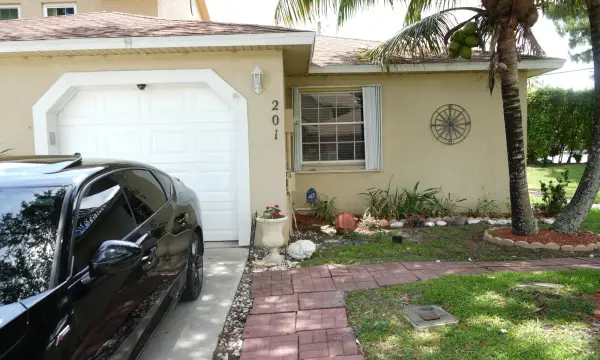 201 Maplewood Drive 201, Greenacres, FL 33415