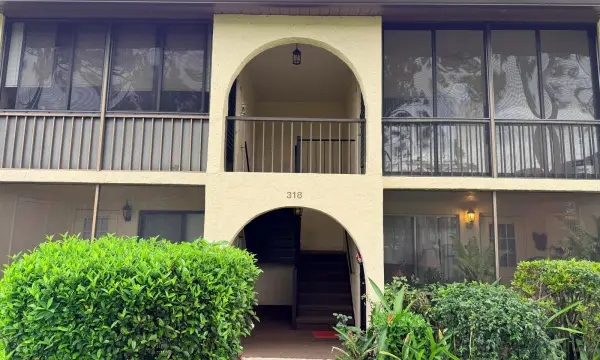 318 Knotty Pine Circle D-2, Greenacres, FL 33463