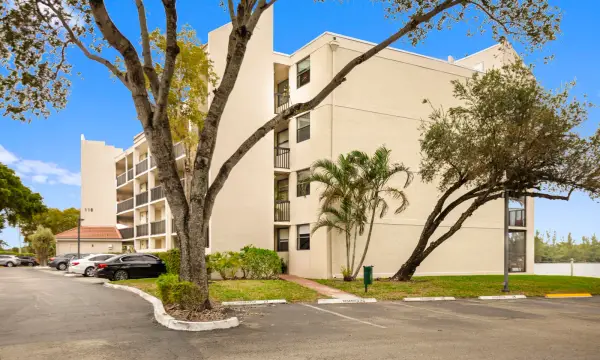 118 Lake Emerald Drive 110, Oakland Park, FL 33309