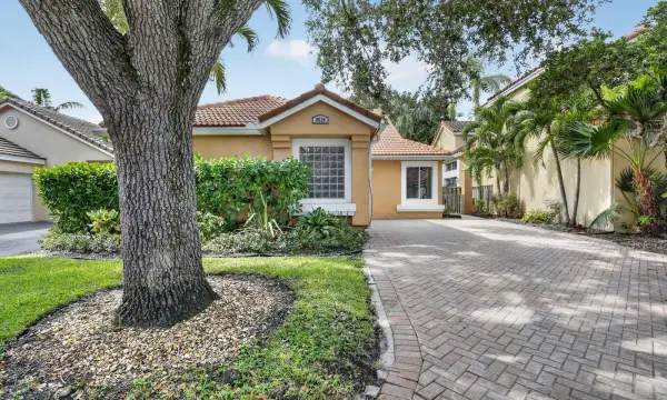10124 NW 4th Street, Plantation, FL 33324