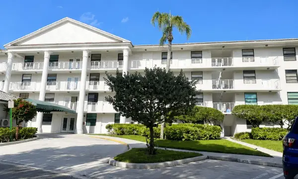 3516 Whitehall Drive 105, West Palm Beach, FL 33401