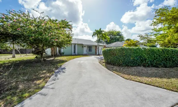 120 Swan Parkway W, Royal Palm Beach, FL 33411
