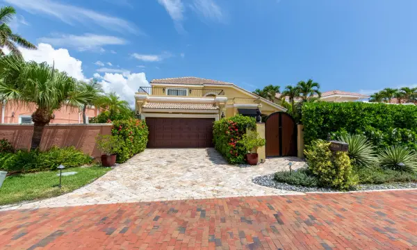 529 Pelican Way, Delray Beach, FL 33483