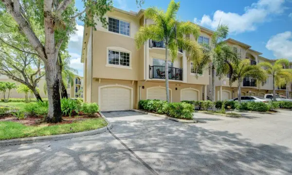 300 Crestwood Court N 307, Royal Palm Beach, FL 33411