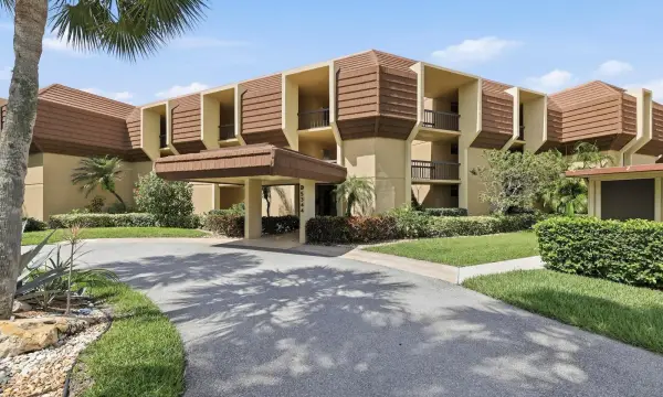 5344 Woodland Lakes Drive 223, Palm Beach Gardens, FL 33418