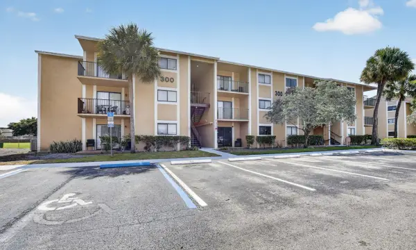 300 Palm Circle W 106, Pembroke Pines, FL 33025