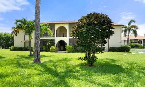 317 Knotty Pine Circle D-2, Greenacres, FL 33463