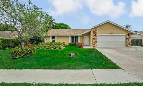 427 Las Palmas Street, Royal Palm Beach, FL 33411