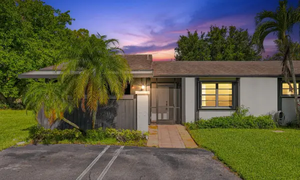 10 Seneca Court, Royal Palm Beach, FL 33411