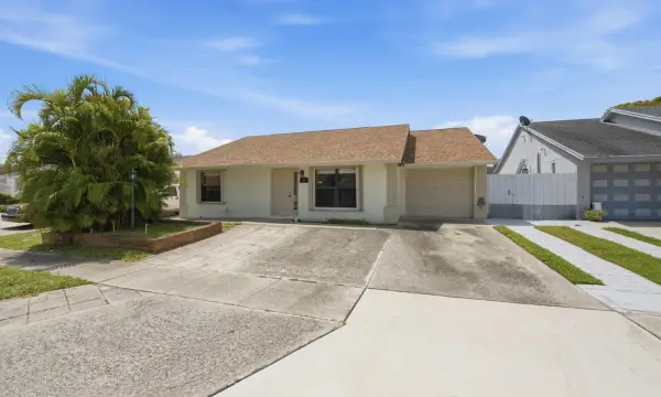 5814 Ithaca Circle E, Lake Worth, FL 33463