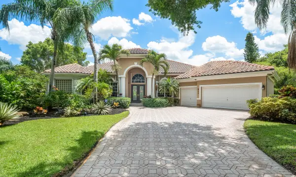 911 Forest Glen Lane, Wellington, FL 33414