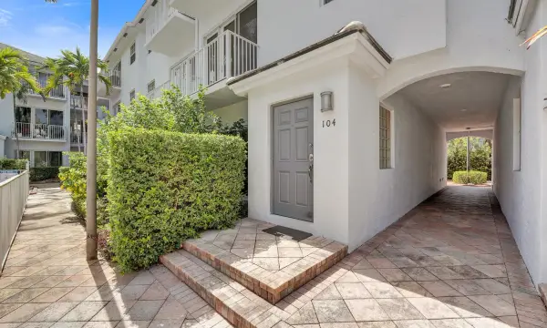 2725 NE 8th Avenue 104, Wilton Manors, FL 33334