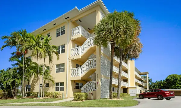 230 N Federal Hwy 305, Deerfield Beach, FL 33441
