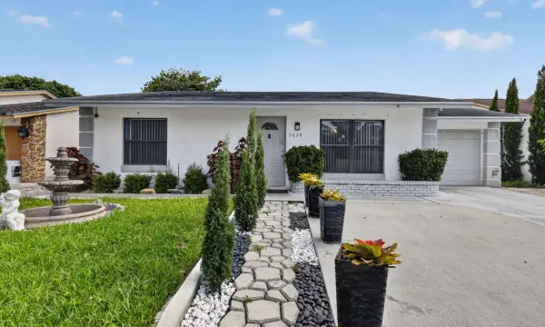 5639 Ithaca Circle E, Lake Worth, FL 33463