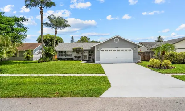5016 El Claro Circle, West Palm Beach, FL 33415