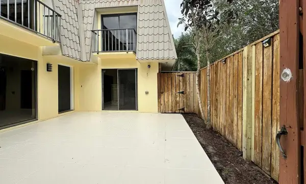 1700 Embassy Drive Apt 402, West Palm Beach, FL 33401