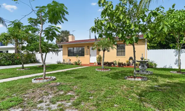5826 Churchill Court, West Palm Beach, FL 33405
