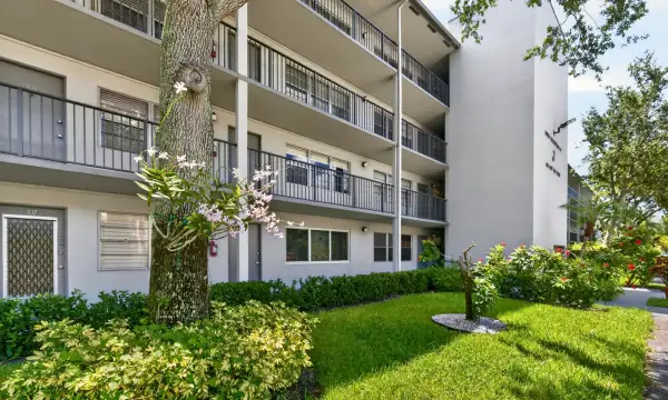 101 SW 132nd Way 215j, Pembroke Pines, FL 33027