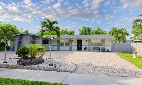 3335 10th Avenue N, Palm Springs, FL 33461