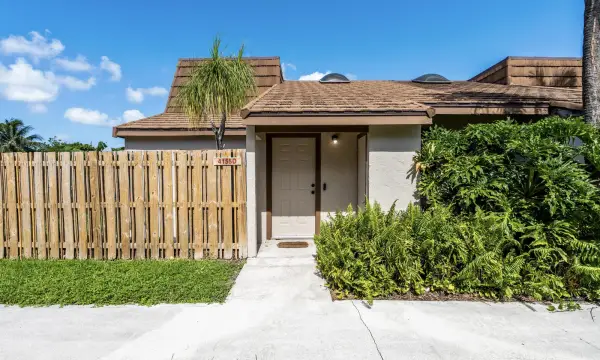 4155 Palm Bay Circle D, West Palm Beach, FL 33406