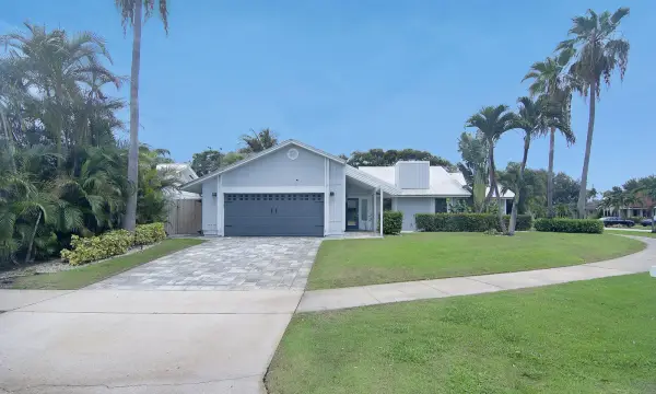 19 Pinehill Trail E, Tequesta, FL 33469